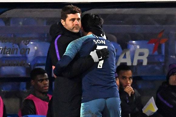 마우리시오 포체티노 감독이 2019년 1월(한국시간) 토트넘 손흥민을 안아주고 있다. AFP 연합뉴스