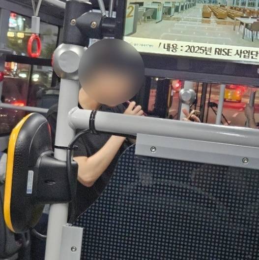 울산의 한 시내버스 안에서 한 남학생이 양치하고 있는 모습. 쓰레드 캡처