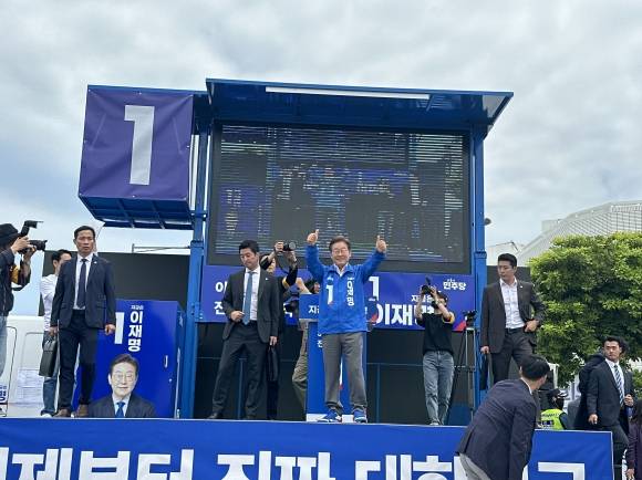 더불어민주당 이재명 대통령 후보가 22닐 제주도 동문로터리에서 유권자들에게 인사를 하고 있다. 대한민국 중앙선대위 공보단 제공