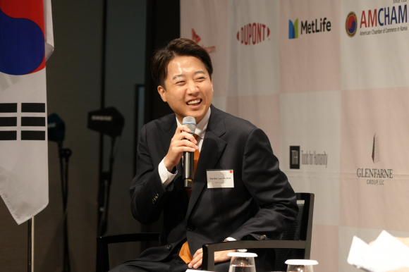 이준석 개혁신당 대선 후보가 22일 서울 용산구 그랜드하얏트서울에서 열린 주한미국상공회의소와의 대담 자리에서 웃으며 대답하고 있다. 개혁신당 제공