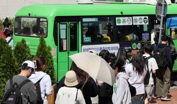 22일 서울 한 대학교 앞에서 시민들이 마을버스 탑승을 위해 줄 서 있다. 연합뉴스