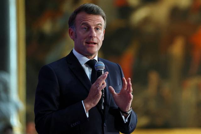 에마뉘엘 마크롱 프랑스 대통령이 19일 열린 투자 유치 행사에서 기업 규제 폐기의 필요성을 역설하고 있다. AFP연합뉴스