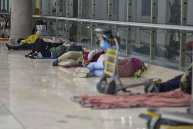스페인 마드리드 공항 바닥에서 노숙자들이 잠을 청하고 있다. AP 연합뉴스