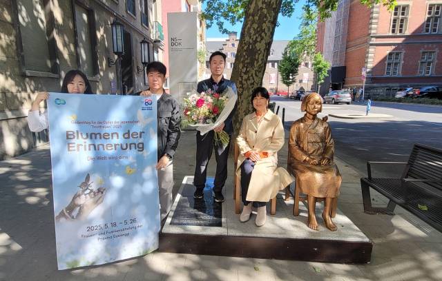 경기도 관계자들이 지난 19일 독일 쾰른 소녀상에 시민단체와 협력해 헌화하고 있다. 사진 제공 = 경기도