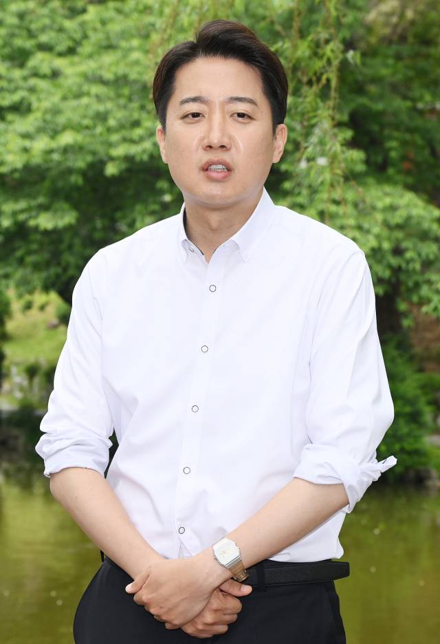 이준석 개혁신당 대선 후보가 22일 인천 미추홀구 인하대학교에서 학생들과 점심식사를 하기 전 김문수 국민의힘 대선 후보와의 단일화 등 현안에 관한 취재진 질의에 답하고 있다. 인천=오승현 기자 2025.05.22