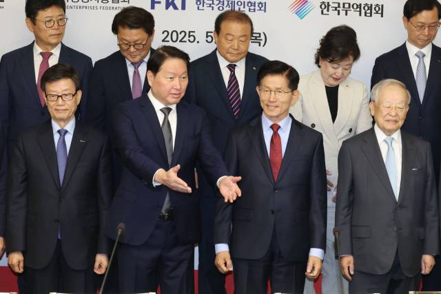 김문수(앞줄 오른쪽 두번째부터) 국민의힘 대통령 후보와 최태원 SK그룹 회장 겸 대한상공회의소 회장이 22일 서울 중구 대한상의에서 열린 경제 5단체장 간담회에서 기념 촬영을 위해 자리를 잡고 있다. 연합뉴스