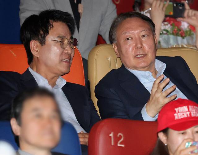 윤석열 전 대통령이 21일 서울 메가박스 동대문에서 영화 '부정선거, 신의 작품인가' 관람을 마친 뒤 영화를 제작한 이영돈 PD와 대화하고 있다. 연합뉴스