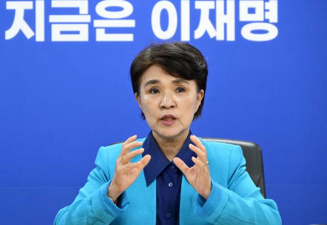 강금실 더불어민주당 중앙선대위 총괄선대위원장이 22일 서울 여의도 더불어민주당 당사에서 서울경제신문과 인터뷰를 갖고 있다. 성형주 기자