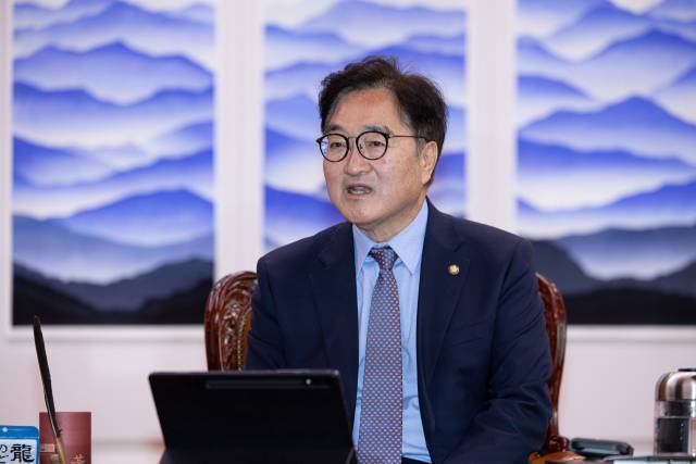 우원식 국회의장이 19일 오전 서울 여의도 국회에서 박경석 전국장애인차별철폐연대 상임대표와 면담을 하고 있다. 뉴스1