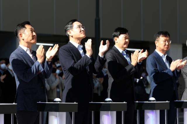 이재용(왼쪽 두 번째) 삼성전자 회장이 2022년 10월 인천 송도의 삼성바이오로직스 4공장 준공식에서 박수를 치고 있다. 사진 제공=삼성전자