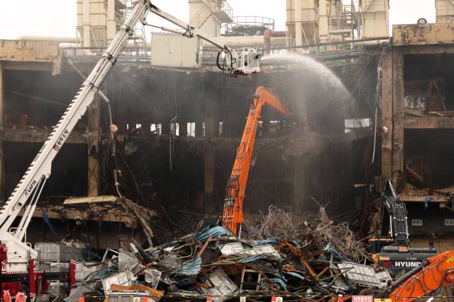 22일 오전 광주 광산구 소촌동 금호타이어 광주공장 화재 현장에서 건물 해체 작업이 이뤄지고 있다. 광주=뉴스1