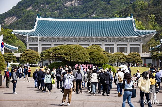 차기 대통령의 집무실 후보 중 하나로 청와대가 언급되면서 최근 방문객이 늘고 있다. ⓒ시사IN 박미소
