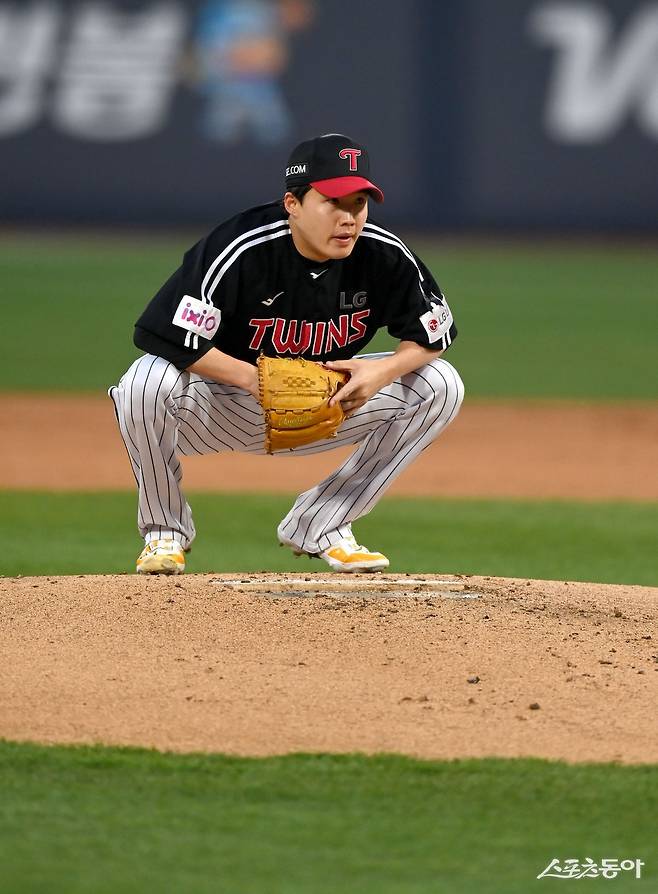 올 시즌 리그 에이스 급 활약을 펼치던 LG 에이스 임찬규가 21일 사직 롯데전에서 4.2이닝 5실점의 부진한 투구 내용을 남겼다. 스포츠동아DB