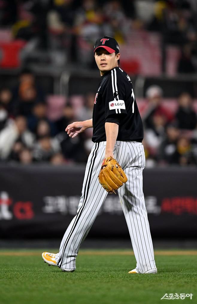 올 시즌 리그 에이스 급 활약을 펼치던 LG 에이스 임찬규가 21일 사직 롯데전에서 4.2이닝 5실점의 부진한 투구 내용을 남겼다. 스포츠동아DB