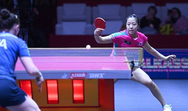 신유빈(뒤)이 21일(한국시간) 카타르 도하의 루사일스포츠아레나에서 벌어진 가이아 몬파디니와 2025세계탁구선수권대회 5일째 여자단식 32강에서 공격을 하고 있다. 게임스코어 4-1로 이긴 신유빈은 16강에서 세계 1위 쑨잉샤와 맞붙는다. 사진제공│대한탁구협회