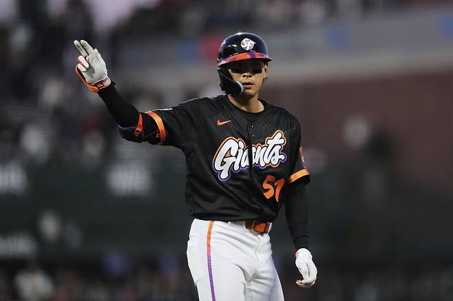 샌프란시스코 이정후가 21일(한국시간) 오라클파크에서 열린 캔자스시티와 홈경기 5회말 적시타를 친 뒤 세리머니를 펼치고 있다. 샌프란시스코(미 캘리포니아주)｜AP뉴시스