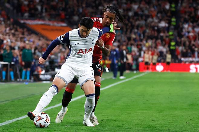 토트넘 손흥민이 22일 스페인 빌바오의 산 마메스 경기장에서 열린 맨체스터 유나이티드와의 2024~2025 유로파리그 결승전에서 상대 선수로부터 공을 지켜내고 있다.  빌바오 | AFP연합뉴스