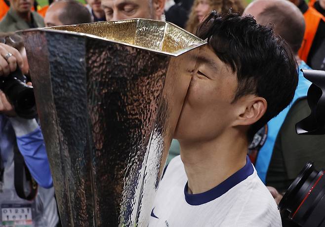 손흥민이 22일 유로파리그 우승트로피에 입을 맞추고 있다. 로이터