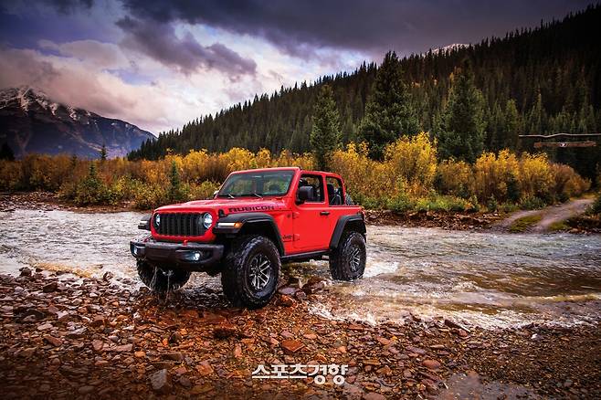 ‘랭글러’는 오리지널 오프로더로, 군용차에서 시작된 정체성을 근간으로 한 과감한 오프로드 지향성은 세대를 관통하는 ‘자유, 모험, 도전’ 정신의 상징처럼 여겨진다.