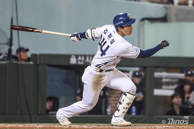 NC 김휘집이 21일 울산 한화전 8회말 적시타를 때리고 있다. NC 다이노스 제공