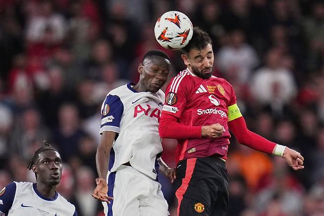 맨유 페르난데스가 22일 유로파리그 결승전에서 토트넘 파페 사르와 헤딩 경합을 하고 있다. AP연합뉴스
