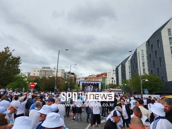 ▲ 토트넘 홋스퍼 팬들이 모여 있는 스페인 빌바오 내 펜 존과 시내 골목 선술집. 정말 시끄럽게 응원했다.