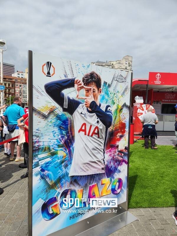 ▲ 종종 맨유와 토트넘 팬이 친구 사이로 함께 펜 페스트 지역을 거니는 경우도 있었다.