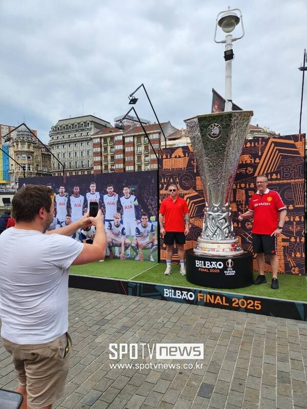 ▲ 종종 맨유와 토트넘 팬이 친구 사이로 함께 펜 페스트 지역을 거니는 경우도 있었다.