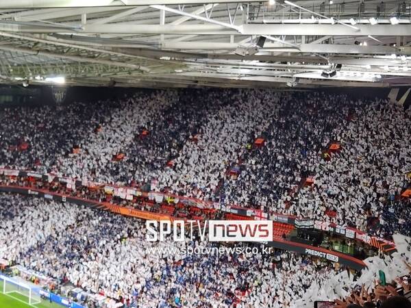 ▲ 남측 관중석을 가득 메운 토트넘 홋스퍼 팬들이 몸을 푸는 선수들을 보며 환호하고 있다.