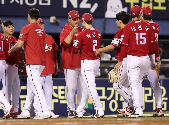 ▲ 이숭용 감독은 지금 성적보다는 지난해 문제였던 여름 승부를 중점으로 두고 더 인내할 뜻을 드러내고 있다 ⓒ연합뉴스