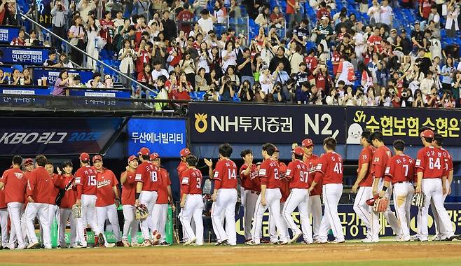 ▲ 시즌 초반 숱한 악재를 이겨내고 5할 승률을 유지하며 저력을 과시하고 있는 SSG ⓒ연합뉴스