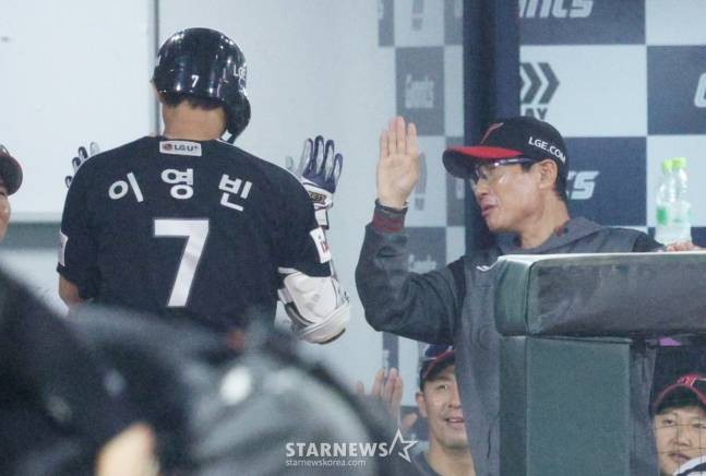 LG 이영빈(왼쪽)이 21일 사직 롯데전에서 6회 솔로포를 기록한 후 염경엽 감독과 하이파이브를 하고 있다. /사진=김진경 대기자