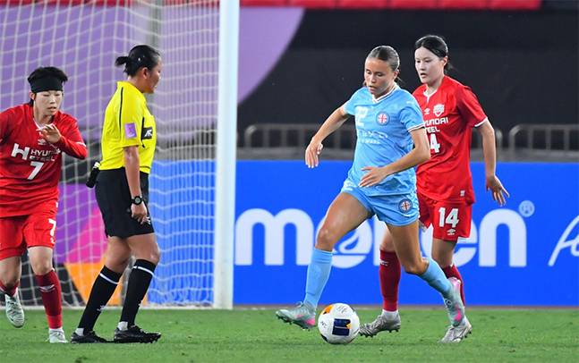 오연희(오른쪽) 등 인천 현대제철 선수들이 21일 중국 우한에서 열린 2024~2025 AFC 여자 아시아 챔피언스리그 준결승전 멜버른 시티전에서 치열한 볼 경합을 펼치고 있다. /사진=AFC 제공