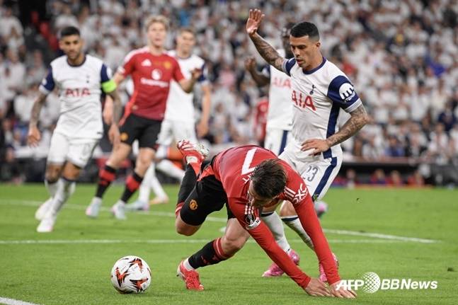 페드로 포로(오른쪽)가 볼 경합을 펼치고 있다. /AFPBBNews=뉴스1