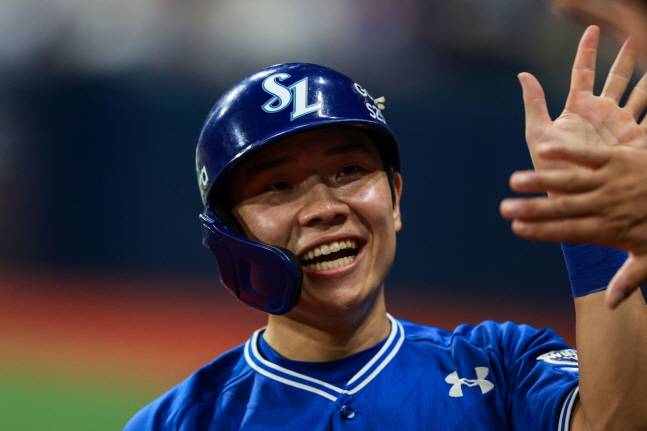 삼성 김지찬이 21일 키움전 득점 후 동료들과 하이파이브를 나누고 있다. /사진=삼성 라이온즈 제공