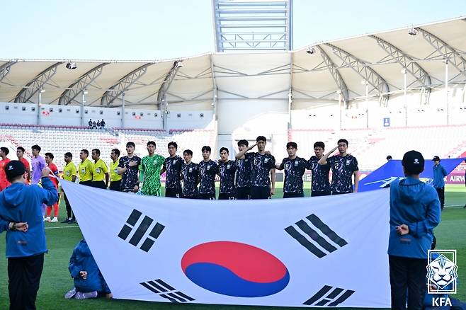 지난해 4월 열린 AFC U-23 아시안컵 경기 전 국민의례 모습. /사진=대한축구협회 제공