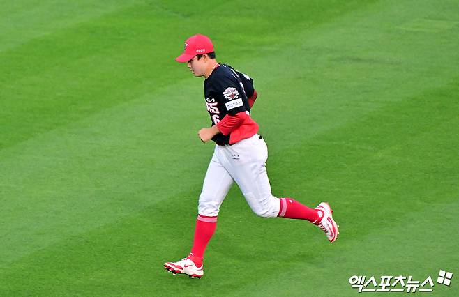 KIA 타이거즈 외야수 최원준이 21일 수원 KT위즈파크에서 열린 2025 신한 SOL Bank KBO리그 KT 위즈와의 팀 간 5차전에서 1회말 수비 실책을 범한 뒤 교체됐다. 사진 김한준 기자