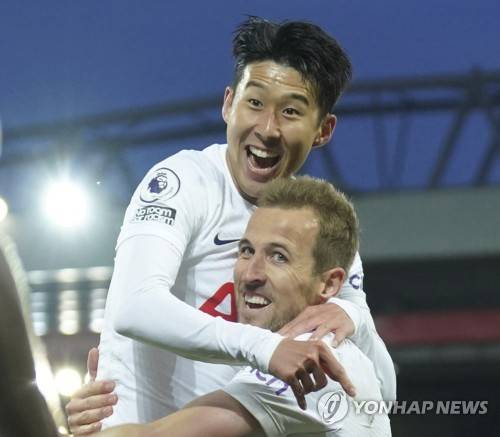 손흥민이 22일(한국시간) 스페인 빌바오에 있는 산마메스에서 열린 토트넘 홋스퍼와 맨체스터 유나이티드와의 2024-2025시즌 유럽축구연맹(UEFA) 유로파리그 결승전에서 승리하며 우승을 차지한 뒤, 전 팀 동료였던 케인에게 고마움을 전했다. 연합뉴스