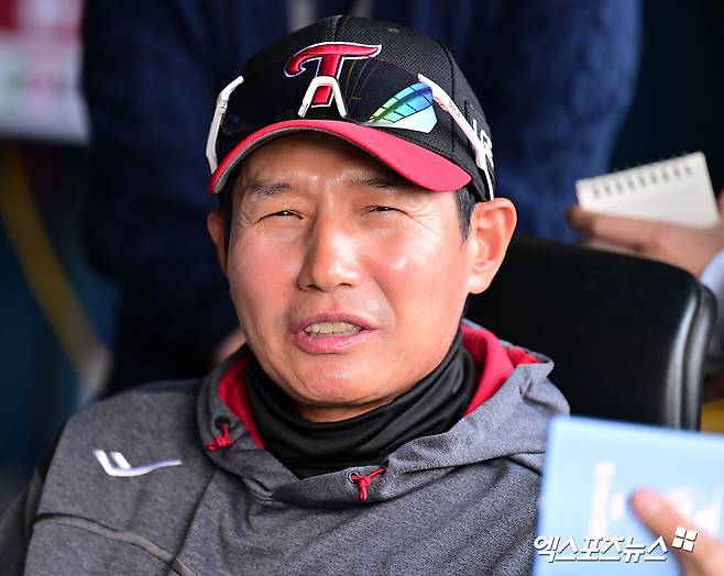 염경엽 LG 감독은 22일 사직구장에서 열릴 '2025 신한 SOL Bank KBO 리그' 롯데와 주중 3연전 마지막 경기를 앞두고 필승조가 나서지 못하는 현상황에 쓴웃음을 지었다. 엑스포츠뉴스 DB
