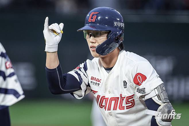 롯데 내야수 전민재는 22일 사직구장에서 열린 '2025 신한 SOL Bank KBO 리그' LG와 주중 3연전 마지막 경기에서 7번타자 유격수로 선발 출전했다. 멀티히트로 2타점을 기록해 팀 승리에 힘을 보탰다. 롯데 자이언츠