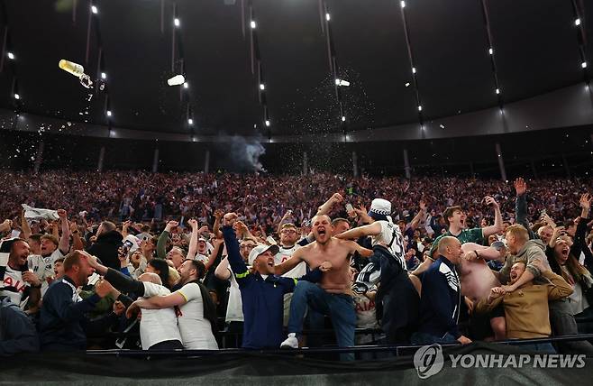 기뻐하는 토트넘 팬들 [로이터=연합뉴스]