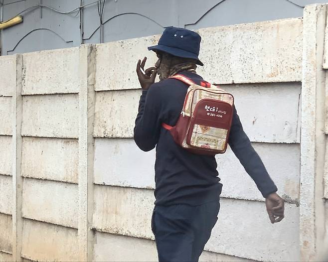 한국어가 적힌 어린이집 가방을 멘 짐바브웨인 담배를 든 그는 어디서 이 가방을 구한 것일까? 2024.8.4. 저자 촬영
[이은별 제공. 재판매 및 DB 금지]