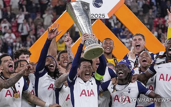 손흥민 생애 첫 우승 감격 [AP 연합뉴스]