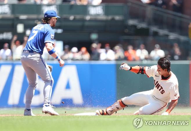 헬멧이 벗겨진 채 2루에 안착하는 이정후 [Imagn Images=연합뉴스]