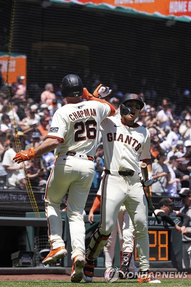 팀 동료 맷 채프먼과 기뻐하는 이정후(오른쪽) [AP=연합뉴스]
