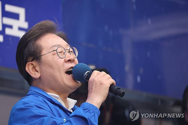 순천에서 유세하는 이재명 후보 (순천=연합뉴스) 황광모 기자 = 더불어민주당 이재명 대선후보가 15일 전남 순천시 연향동 패션의 거리에서 열린 유세에서 연설하고 있다. 2025.5.15 hkmpooh@yna.co.kr