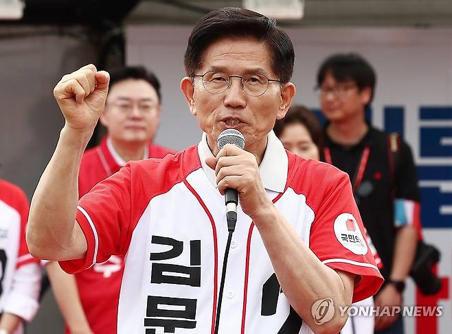 동두천시서 지지 호소하는 김문수 (동두천=연합뉴스) 박동주 기자 = 국민의힘 김문수 대선 후보가 21일 경기 동두천시 지행역 광장에서 유세를 하고 있다. 2025.5.21 [공동취재] pdj6635@yna.co.kr