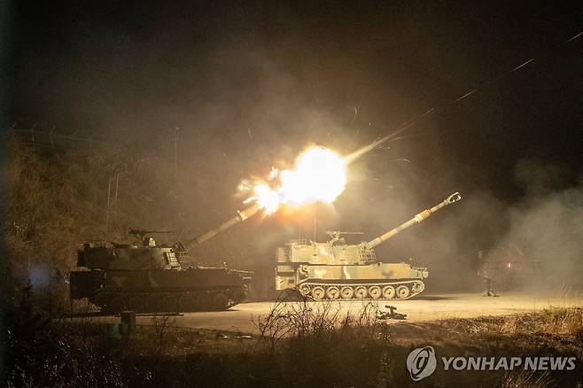 육군, '야간 해상사격 훈련' 실시 (서울=연합뉴스) 육군 3군단이 지난 16일부터 17일까지 강원도 고성 해안 일대에서 '야간 해상사격 훈련'을 실시했다고 18일 밝혔다. 사진은 22보병사단 소속 K55A1자주포가 포탄을 발사하고 있는 모습. 2025.4.18 [육군 제공. 재판매 및 DB 금지] photo@yna.co.kr
