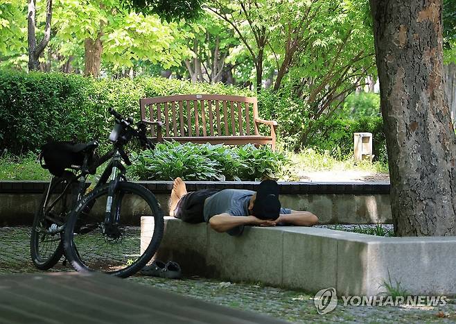 벤치보단 나무 그늘 (서울=연합뉴스) 최재구 기자 = 덥고 습한 공기 유입으로 찜통더위가 찾아온 21일 서울 성동구 서울숲에서 시민들이 그늘을 찾아 휴식하고 있다. 2025.5.21 jjaeck9@yna.co.kr