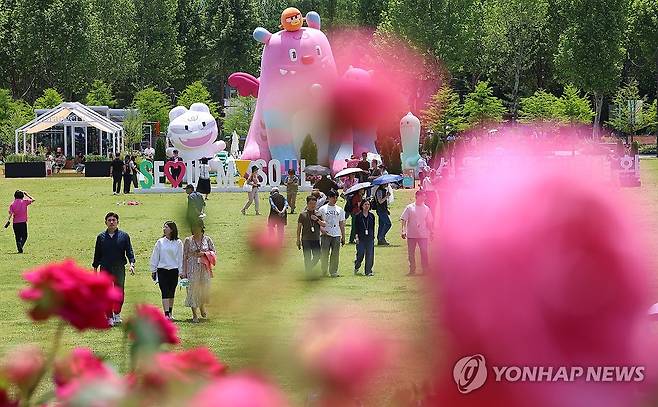 서울국제정원박람회 개막 (서울=연합뉴스) 김도훈 기자 = 22일 서울 동작구 보라매공원에서 열린 2025 서울국제정원박람회를 찾은 시민이 산책을 즐기고 있다.
    올해 10회째를 맞이한 이번 전시는 '서울, 그린 소울(Seoul, Green Soul)'를 주제로 총 110여개의 정원이 가꾸어졌으며 10월 20일까지 진행된다. 2025.5.22 superdoo82@yna.co.kr